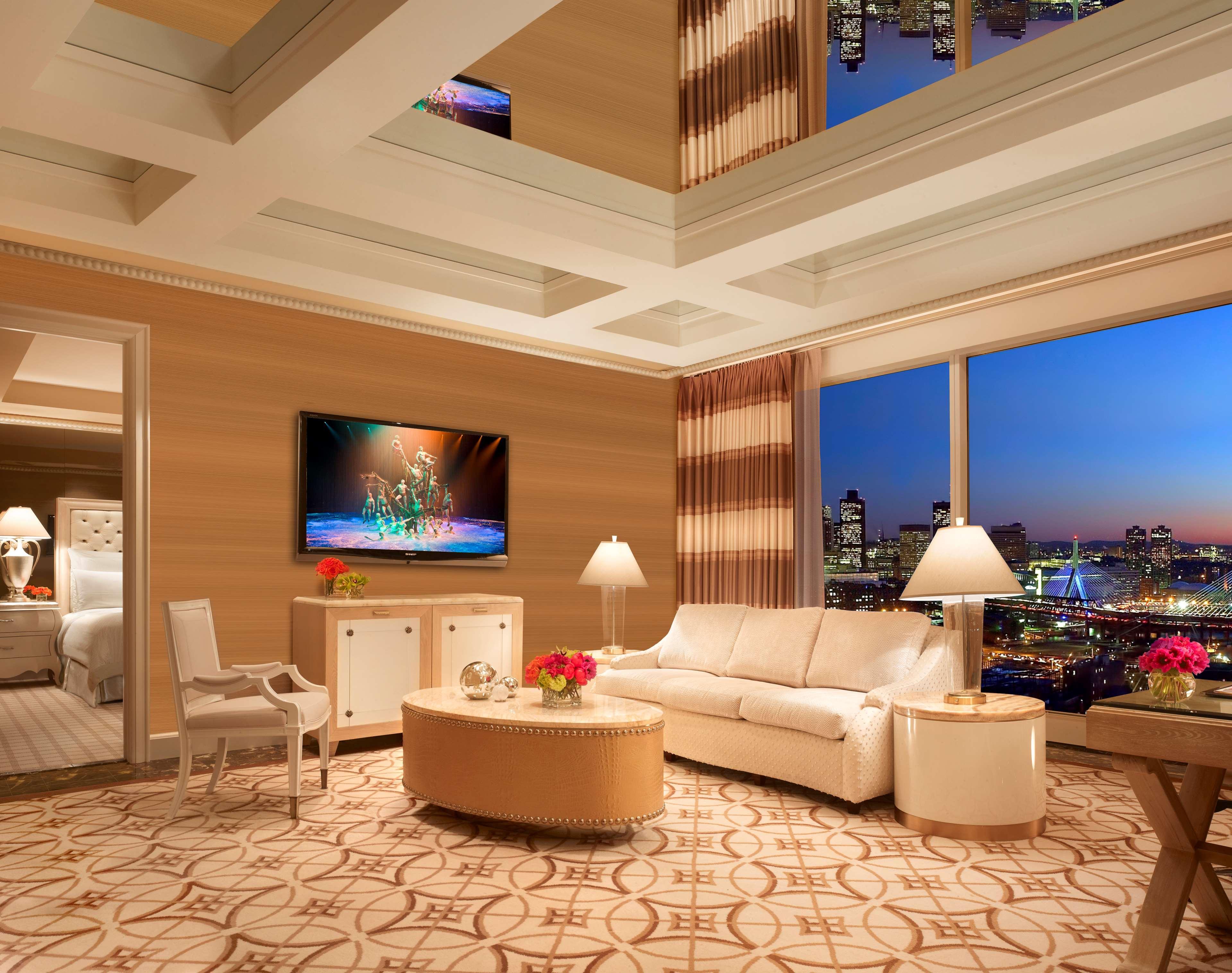 Encore Boston Harbor Everett Exterior foto A living room in a suite at Encore